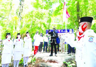 Merah Putih Berkibar di Puncak Manado Tua